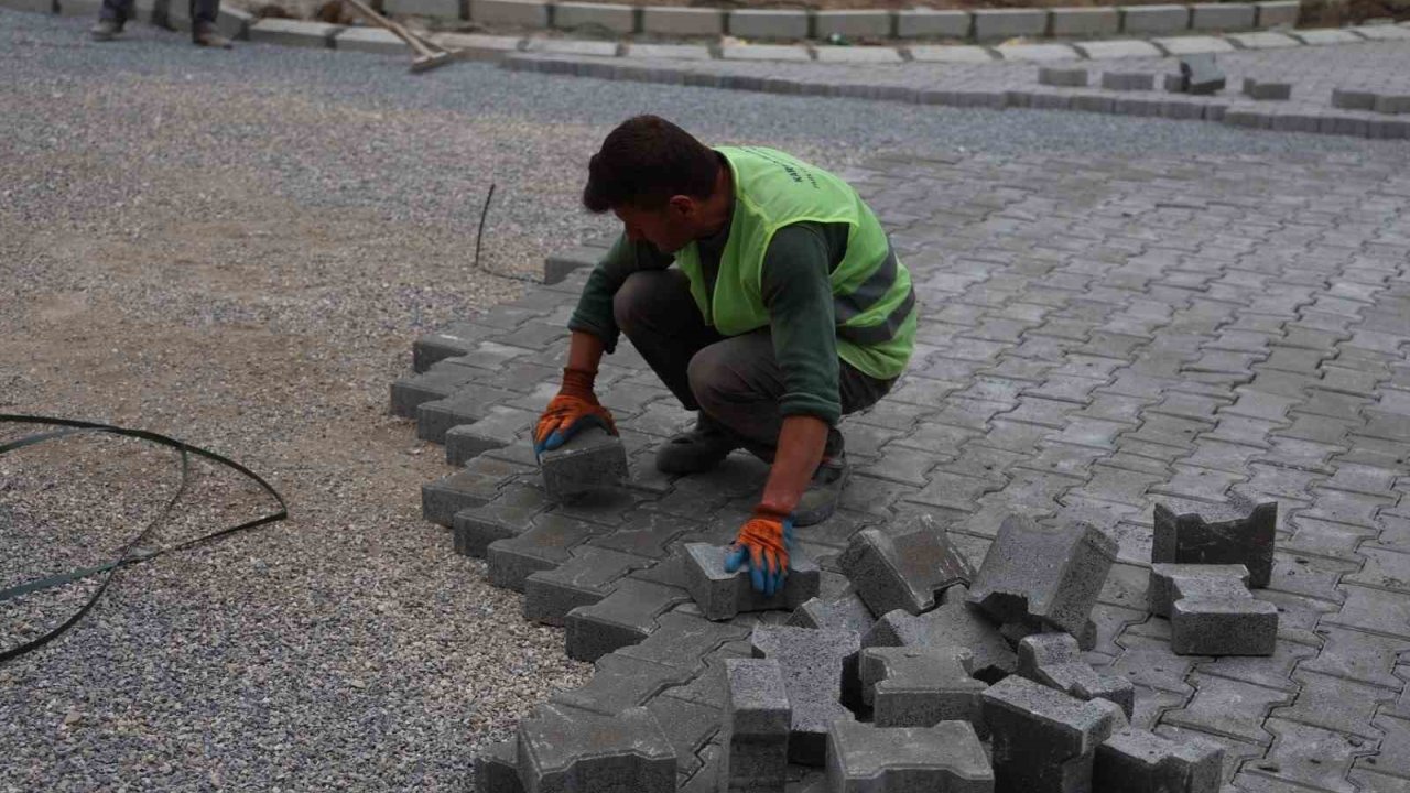 Dumlupınar Mahallesi’nde Parke Ve Kaldırım Çalışması