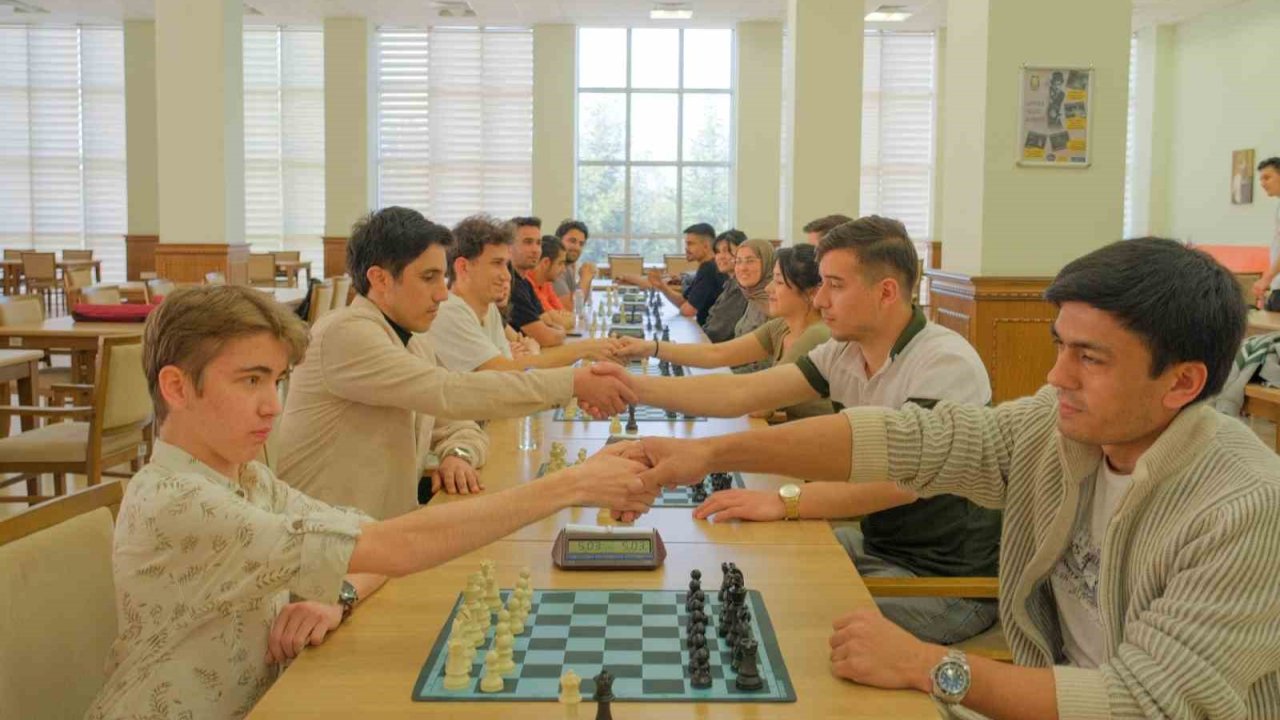 Satranç Turnuvası Karşılaşmalarda Renkli Anlara Sahne Oldu