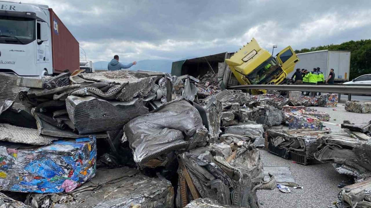 Tem’de Yan Yatan Tırdan Saçılan Hurdalar Trafiği Felç Etti