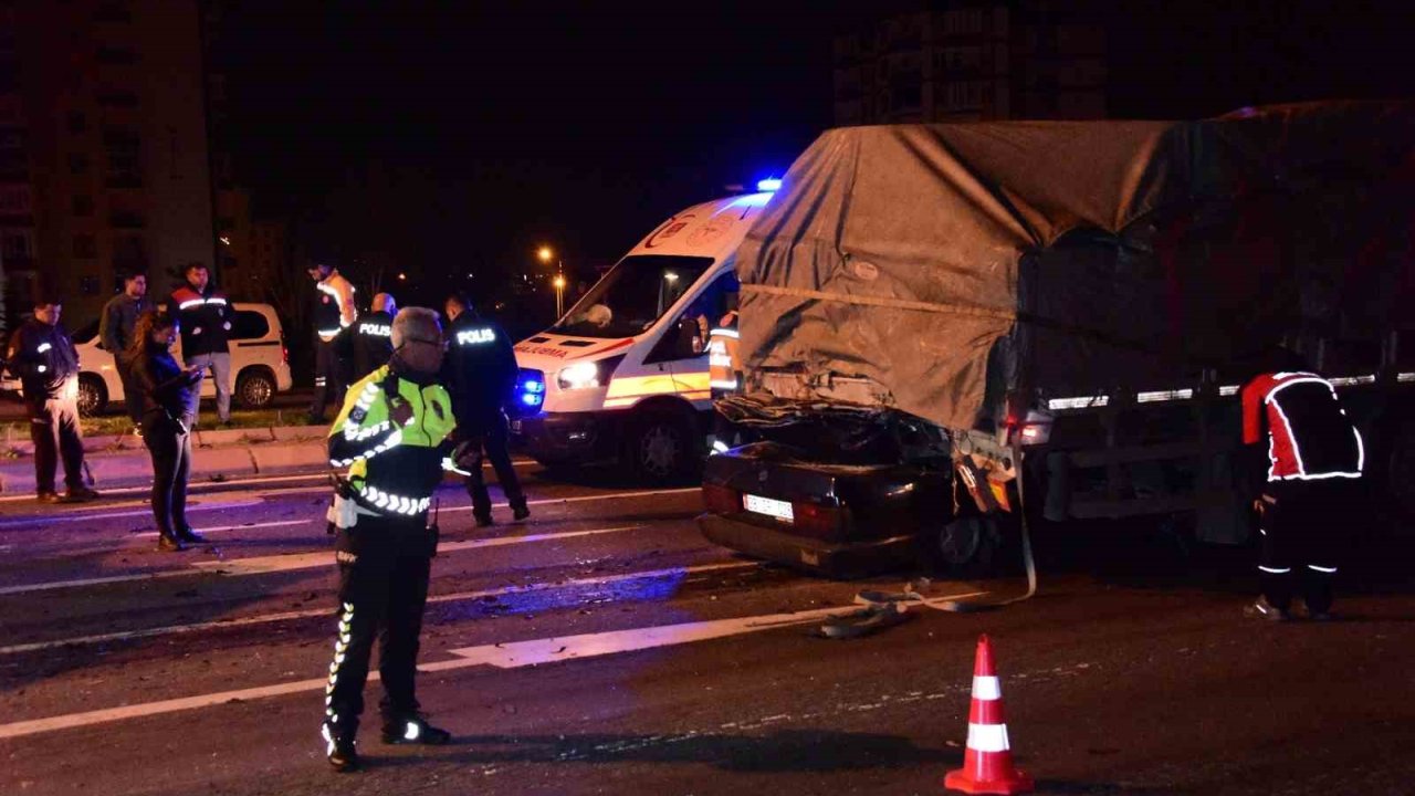 Kayseri’de Fiat Tofaş Marka Araç Tırın Altına Girdi, Kağıt Gibi Ezildi: 1 Ölü
