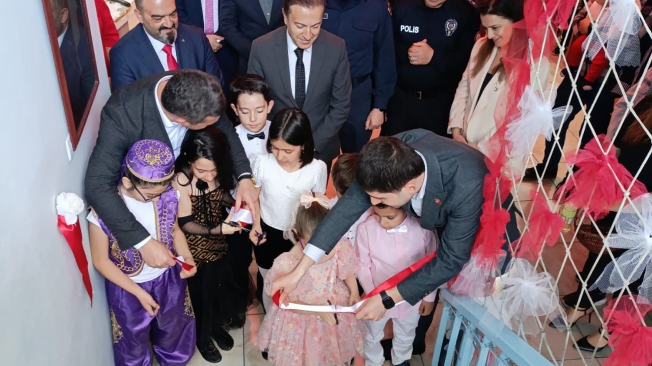 ’atatürk Ve Çocuk’ Resim Sergisi