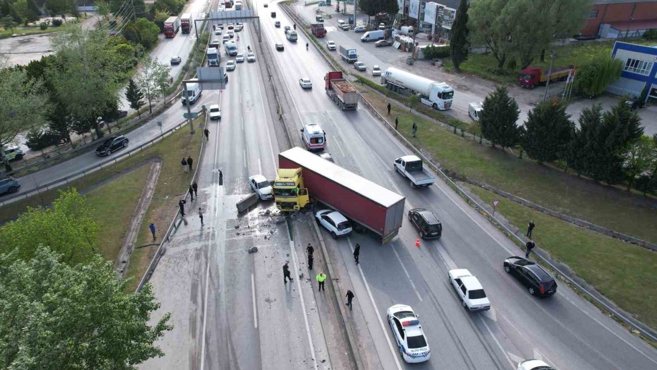 D-100’de Kontrolden Çıkan Tır Karşı Şeride Geçti, Ortalık Savaş Alanına Döndü