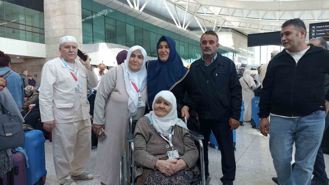 Ankara’dan İlk Hac Kafilesi Dualarla Uğurlandı