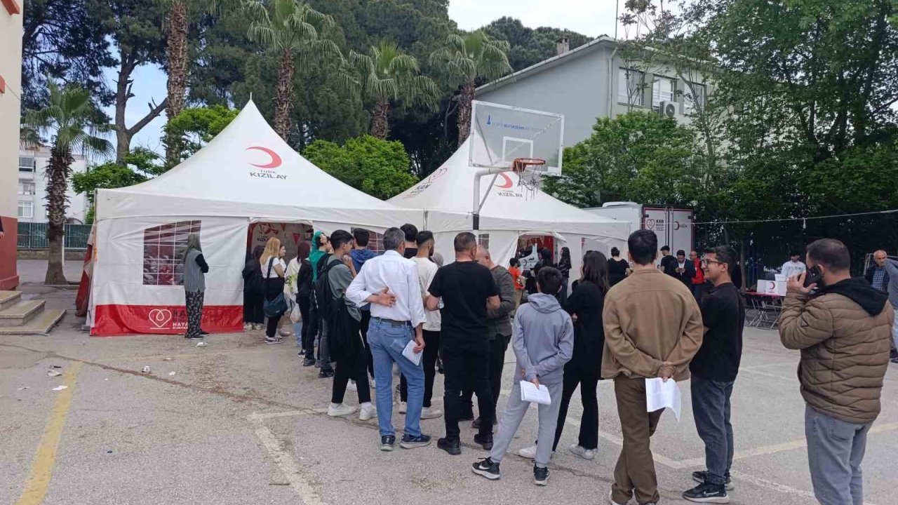 Kızılay’dan En Fazla Kan Ulaştıran 5 Öğrenciye Bisiklet Kampanyası: Uzun Kuyruklar Oluştu