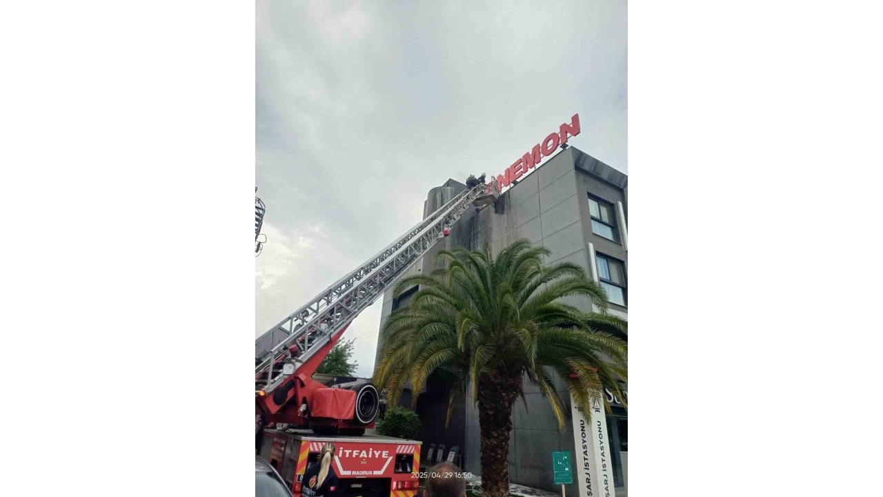 Oteldeki Baca Yangını Büyümeden Söndürüldü