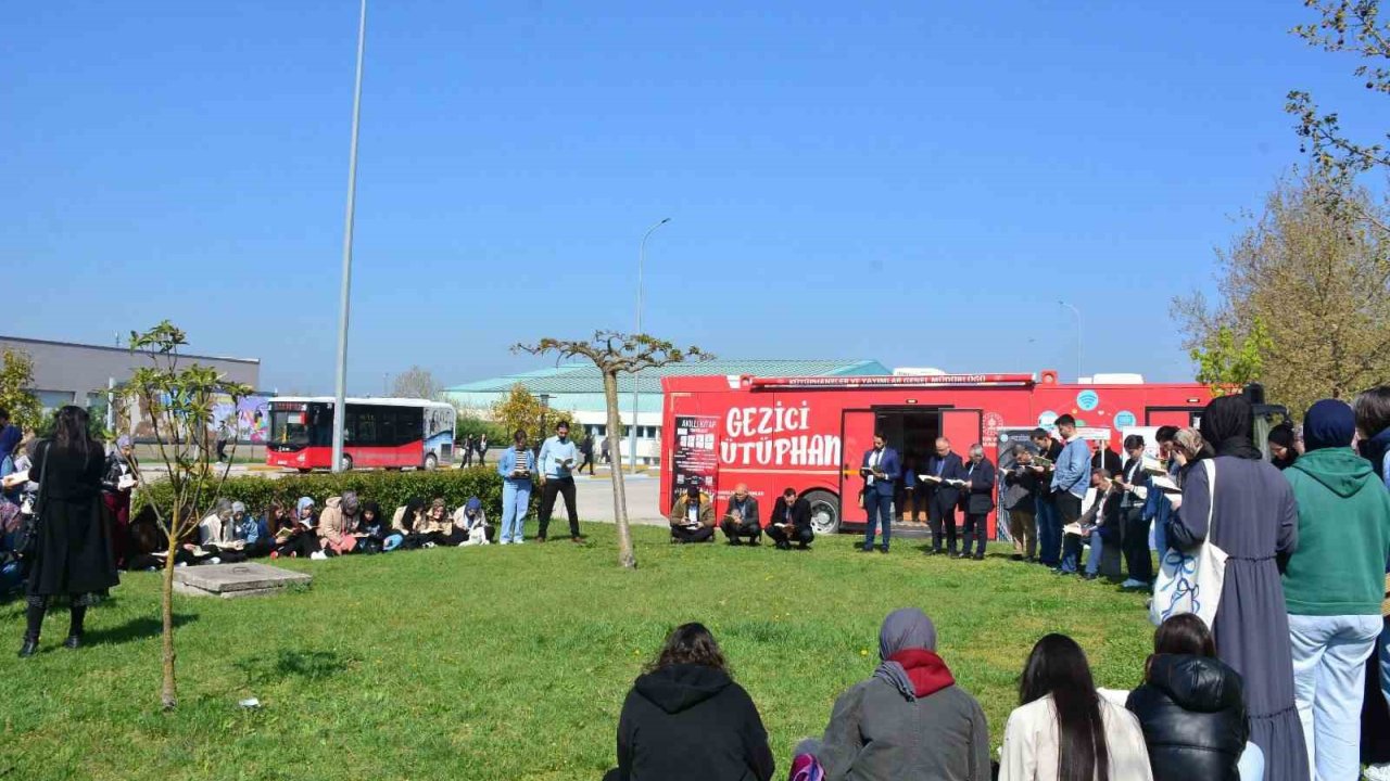 Akademisyenler Ve Öğrenciler Kitap Okudular