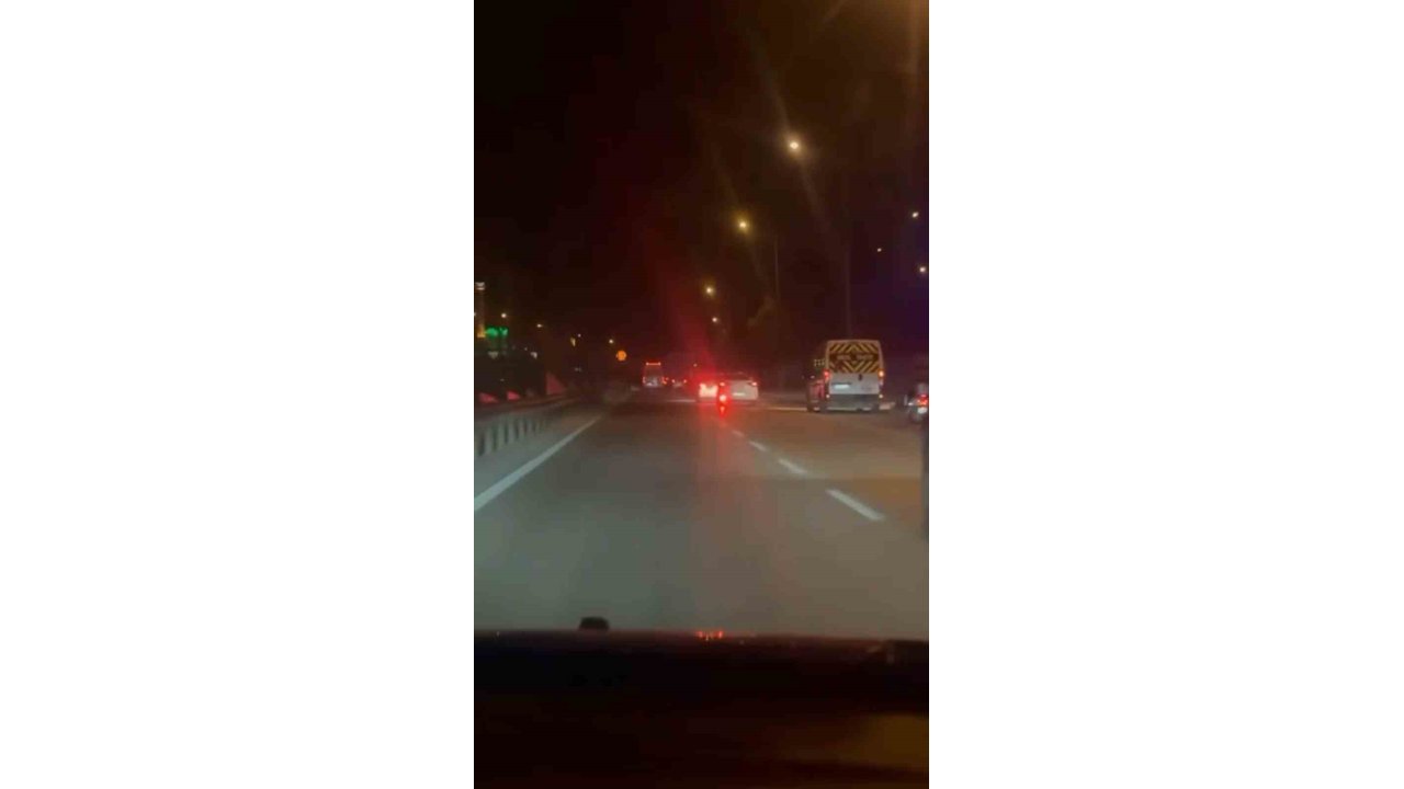 İki Sürücünün Yol Verme İnadı Kamerada