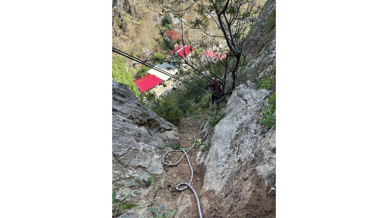 Kayalıklarda Mahsur Kalan 4 Keçi 4 Saatte Kurtarıldı