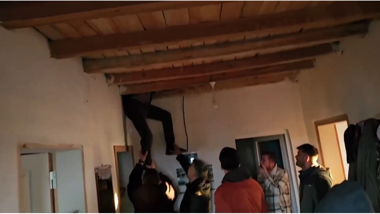 Çatıya Saklanan Firari Hükümlü Jandarmanın Film Gibi Operasyonu İle Yakalandı