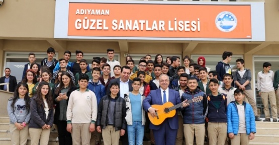Başkan Kutlu, öğrencilerle şarkı söyledi