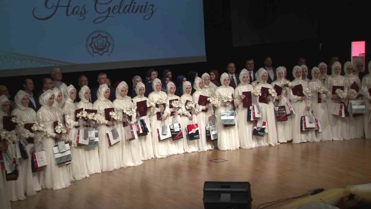 Eğitimini Tamamlayan 37 Hafızlık Öğrencisi İçin Sancaktepe’de İcazet Merasimi Düzenlendi