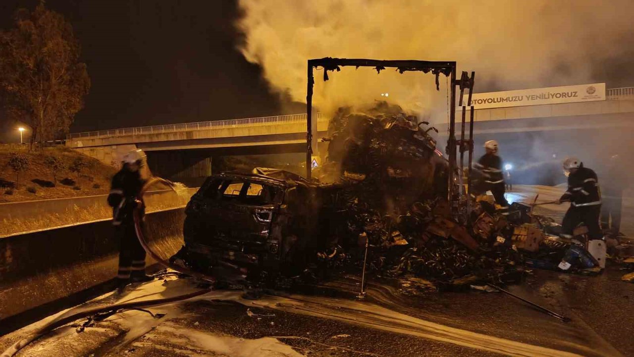 Otoyolda Facianın Eşiğinden Dönüldü: Tıra Çarpan Cip Yanarak Küle Döndü