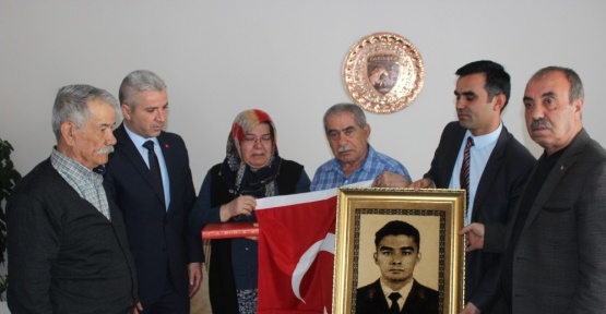 Şehit oğlunun eşyalarını 24 yıldır bir sandıkta saklıyor