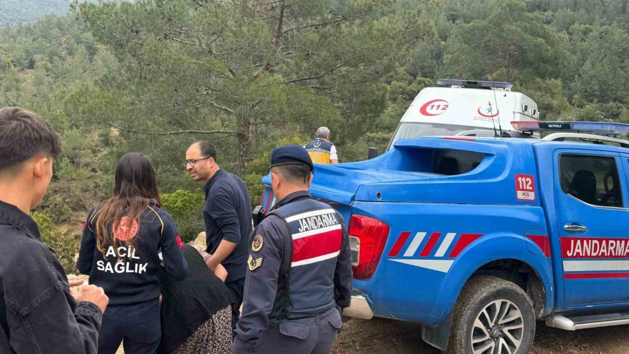 Çamura Saplanan Ambulansı Jandarma Kurtardı