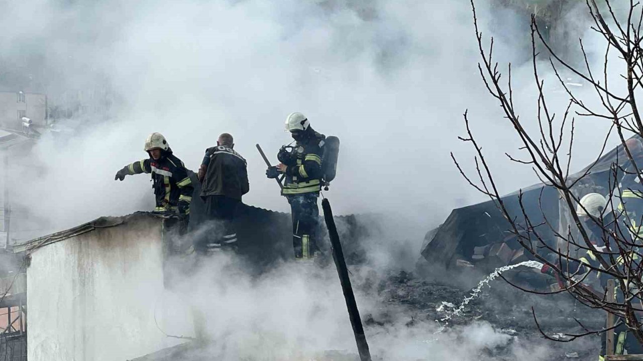 Erzurum’da Korkutan Çatı Yangın