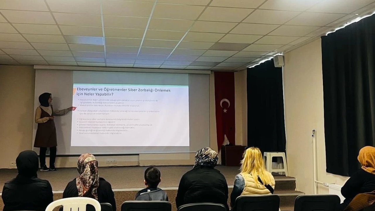 Altıntaş’ta Okul Aile Birliği Üyelerine Seminer