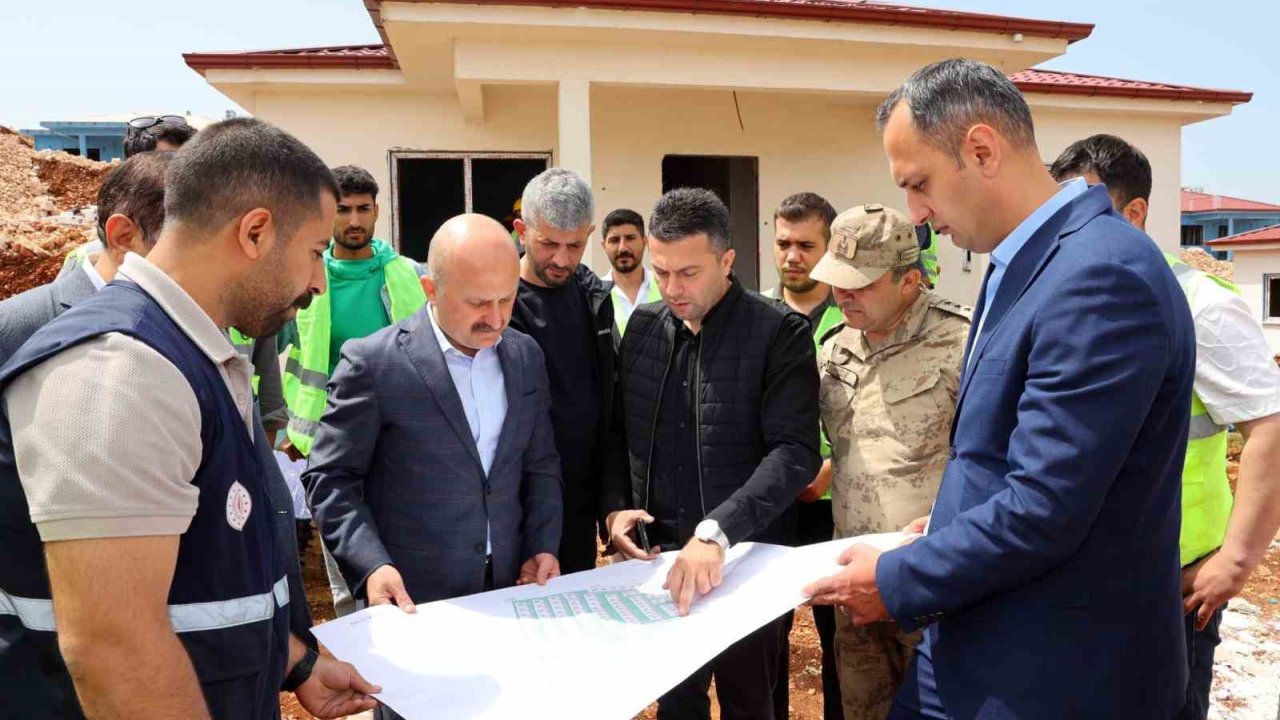 Vali Varol, Köy Evlerinde İncelemelerde Bulundu