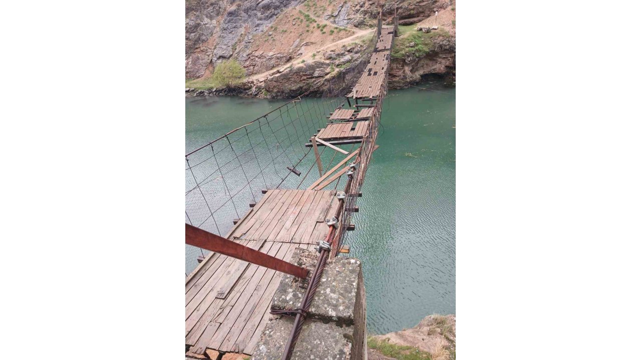 Elazığ’da Fırtınadan Dolayı Asma Köprü Zarar Gördü