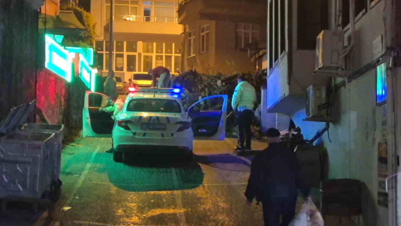 Yola Dökülen Odunlar Trafik Akışını Engelledi