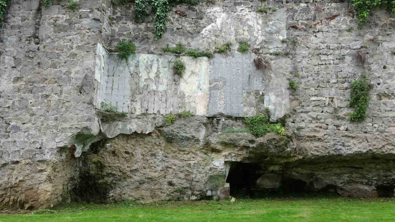 Trabzon’da Tarihi Surlardaki Fayans Kirliliği Temizlendi