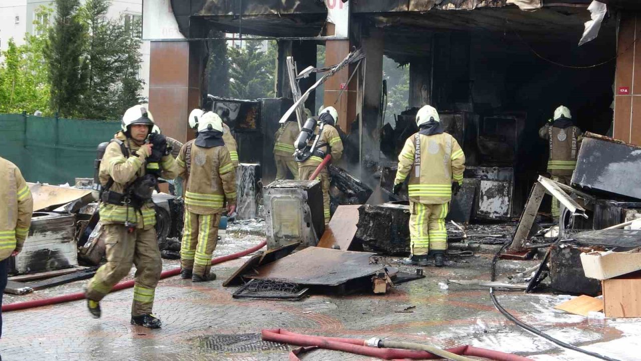 Pendik’te Spotçu Mağazasında Çıkan Yangın Söndürüldü