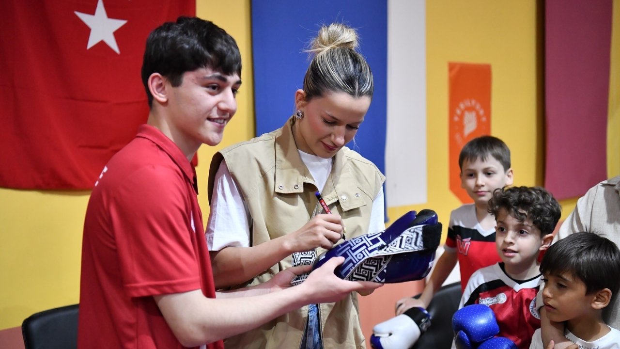 Olimpiyat İkincisi Hatice Akbaş, Yeşilyurt Belediyesi Kick-boks Takımı İle Buluştu