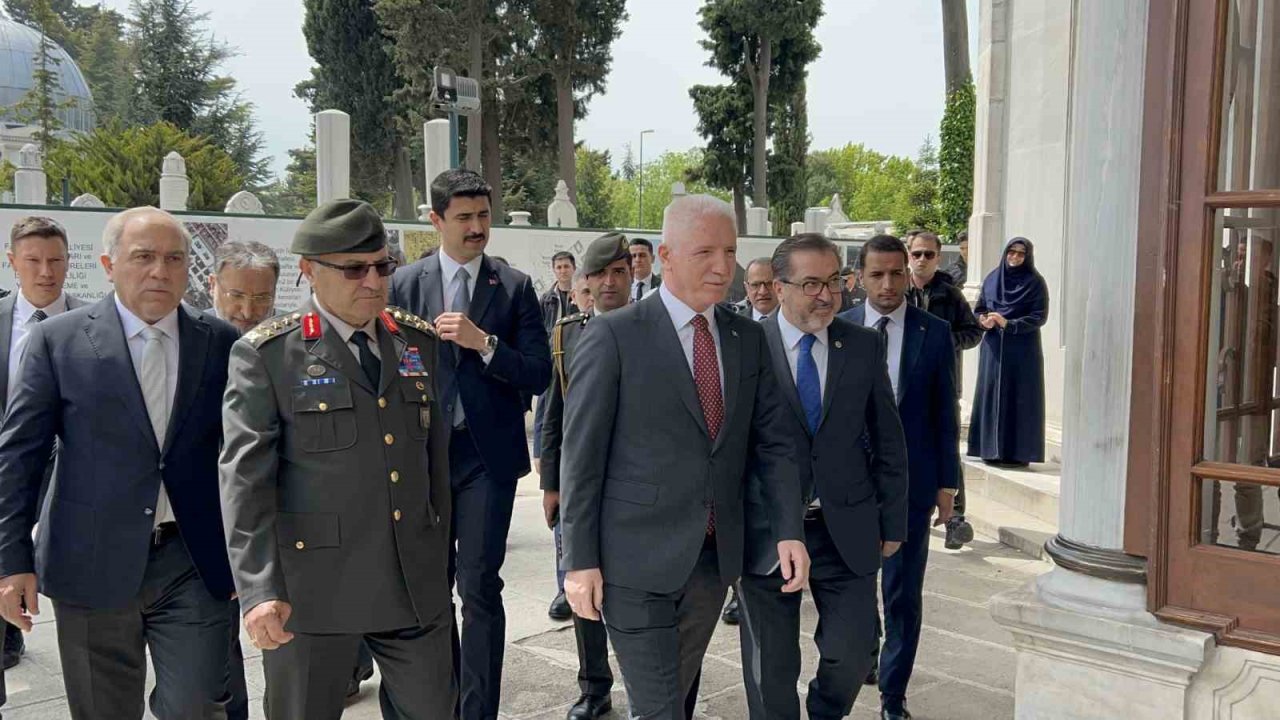 Fatih Sultan Mehmet Han Vefatının 544’üncü Yıldönümünde Kabri Başında Anıldı