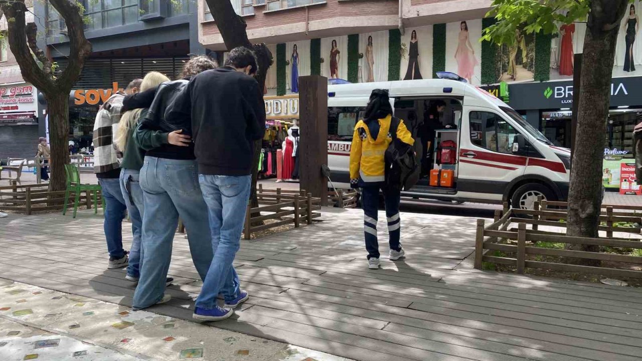 Mağazada Yere Düşen Kadın Yaralandı