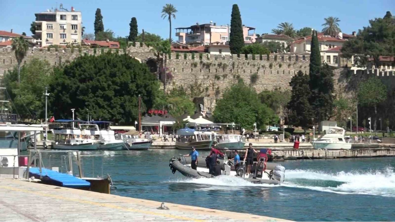 Arızalanan Motorbotta Mahsur Kalan 3 Kişiyi Deniz Polisi Kurtardı