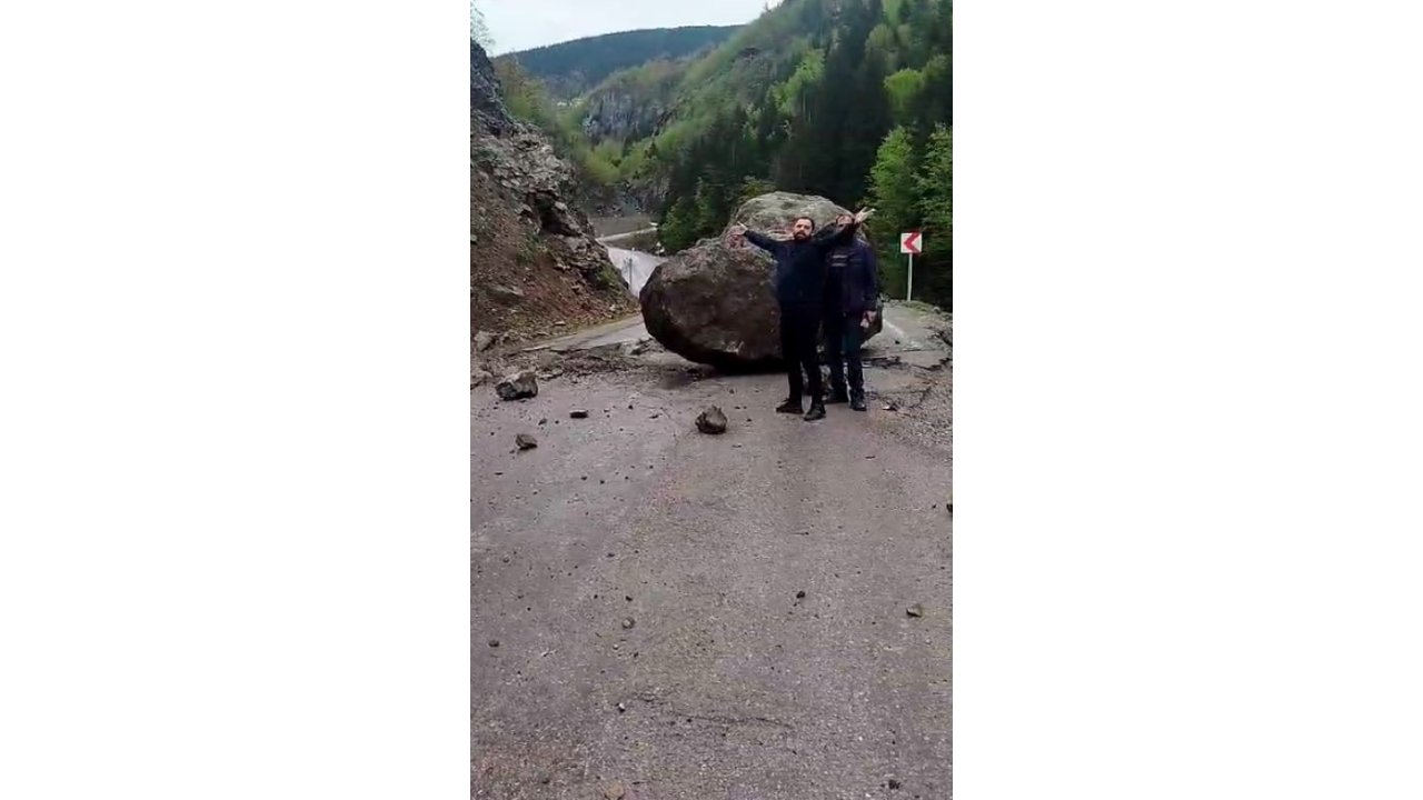 Yaylaya Gidenler Devasa Kayanın Altında Kalmaktan Saniyelerle Kurtuldu