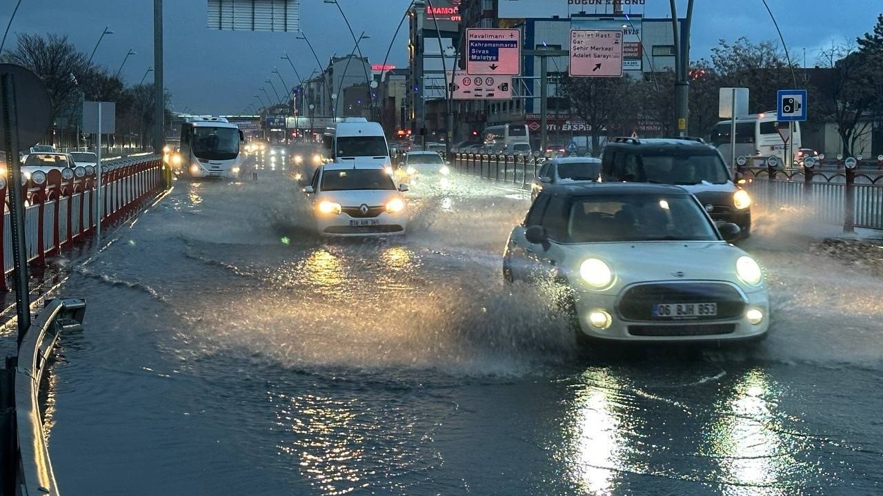 Sağanak Yağış Kayseri’de Hayatı Olumsuz Etkiledi