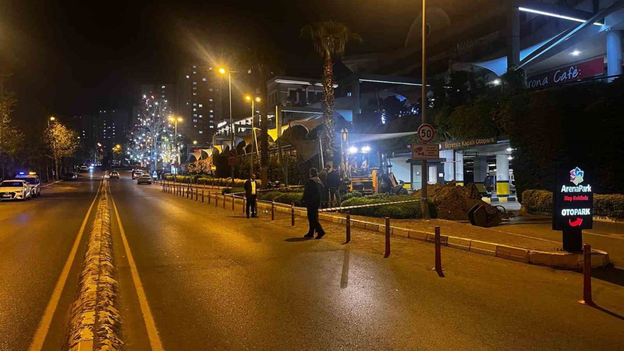 Küçükçekmece’de Doğalgaz Borusu Kırıldı, Avm’dekiler Panikle Kaçtı