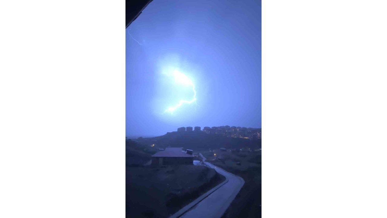 Yüksekova’da Şimşekler Görsel Şölen Sundu