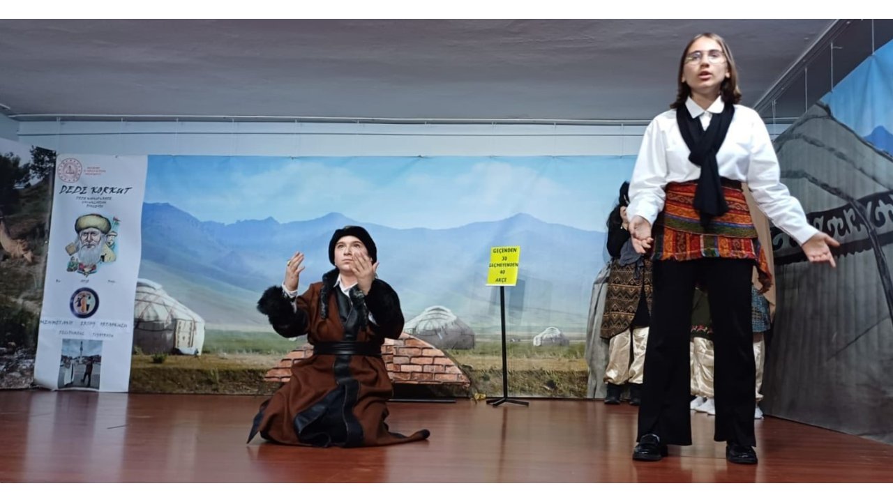 Bayburtlu Öğrencilerden ’deli Dumrul’ Tiyatrosu