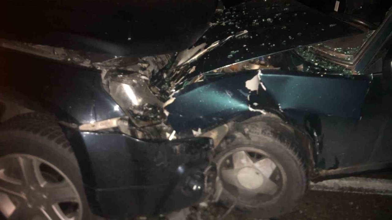 Araçlar Kafa Kafaya Çarpıştı: 3 Yaralı