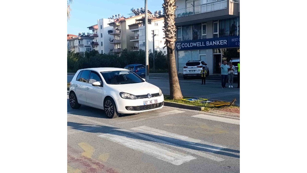 Annesinin Elinden Yola Fırlayan 4 Yaşındaki Çocuğa Otomobil Çarptı