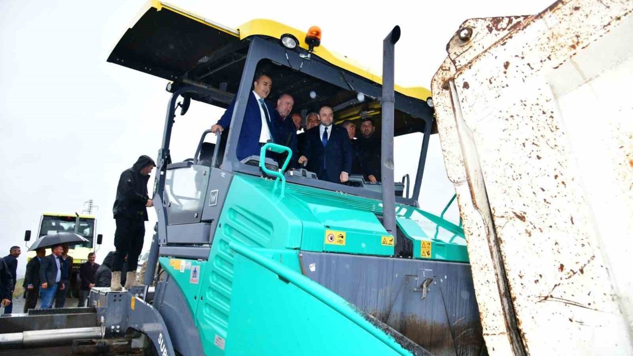 Ardahan’da Köy Yolları Asfalt Yerine Beton Kullanılarak Yenileniyor