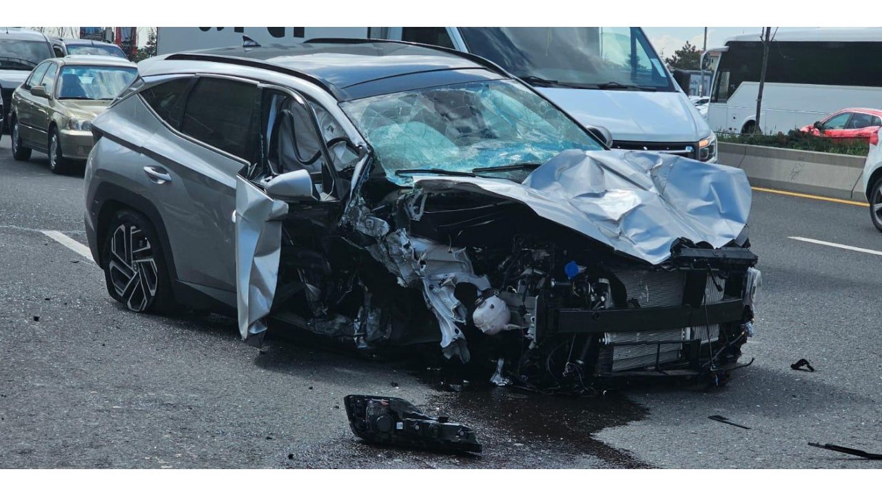 Otomobil, Üst Geçit Ayağına Çarptı: 2 Yaralı