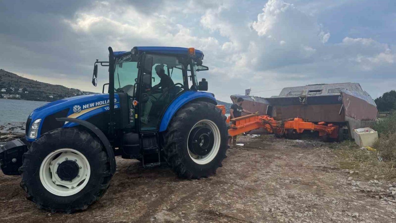 İzinsiz Bırakılan Tekneler Vinçle Kaldırıldı