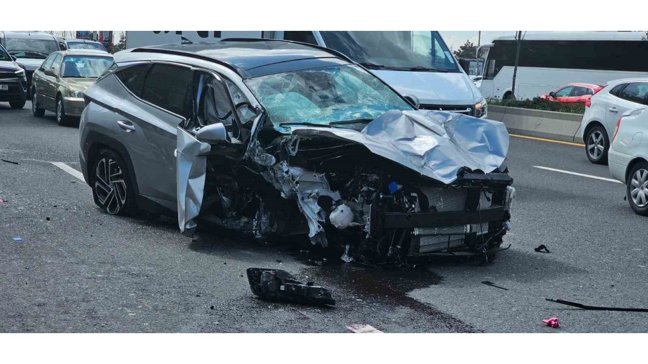 Kontrolden Çıkan Otomobil Otobüs Durağına Daldı: 2 Ağır Yaralı