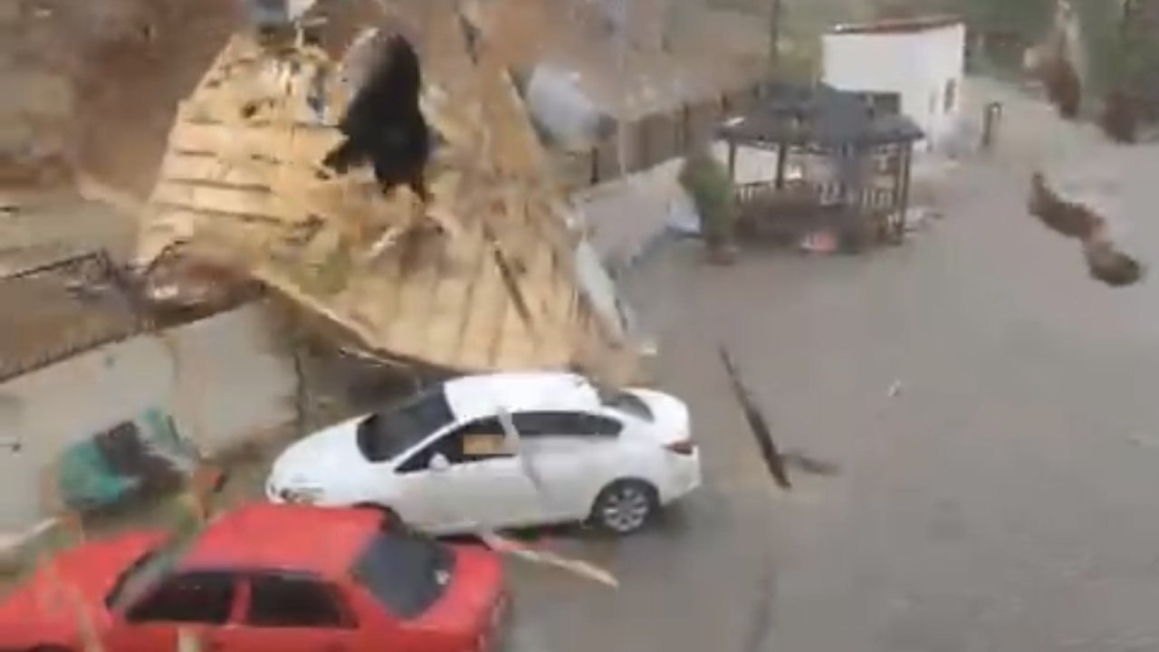 Elazığ’da Fırtınadan Uçan Çatı Araçların Yanına Düştü