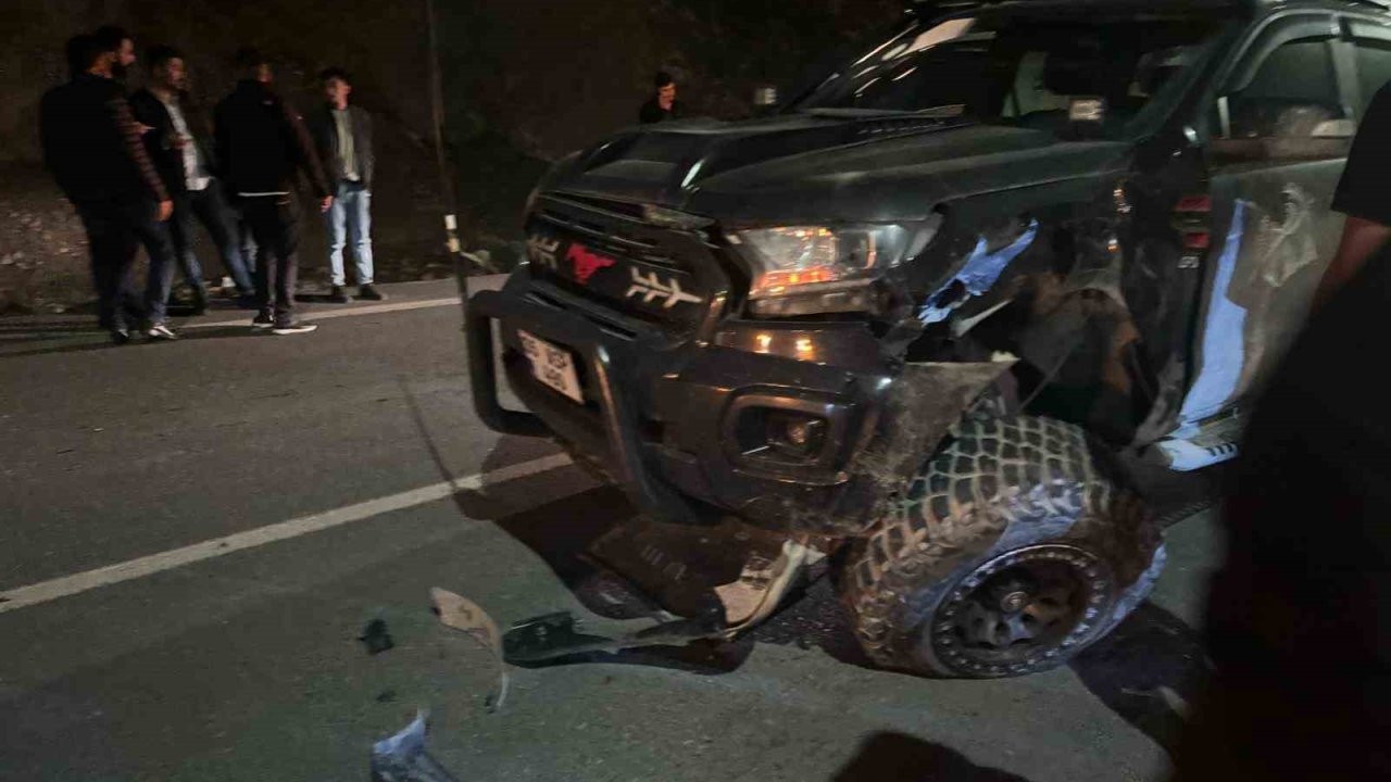 Hakkari’de İki Araç Kafa Kafaya Çarpıştı: 8 Yaralı