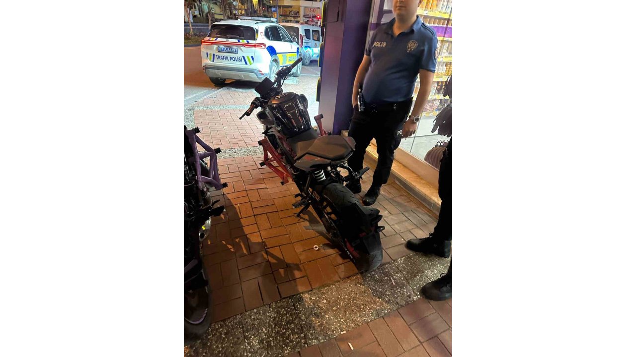 Motosikletle Tek Teker Üzerinde Gitmenin Cezası Ağır Oldu