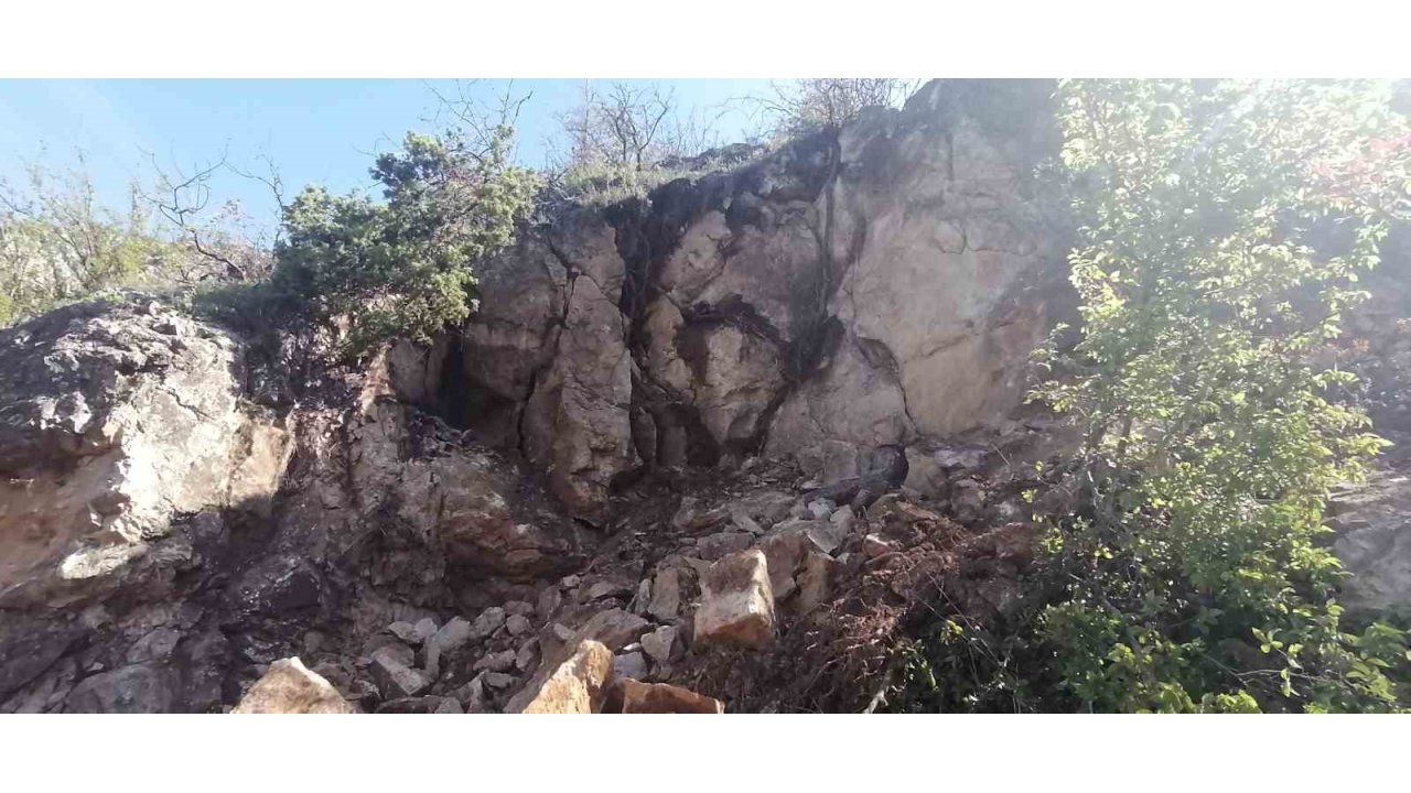 Amasya’da Dağdan Kopan Dev Kaya Parçaları Korkuttu