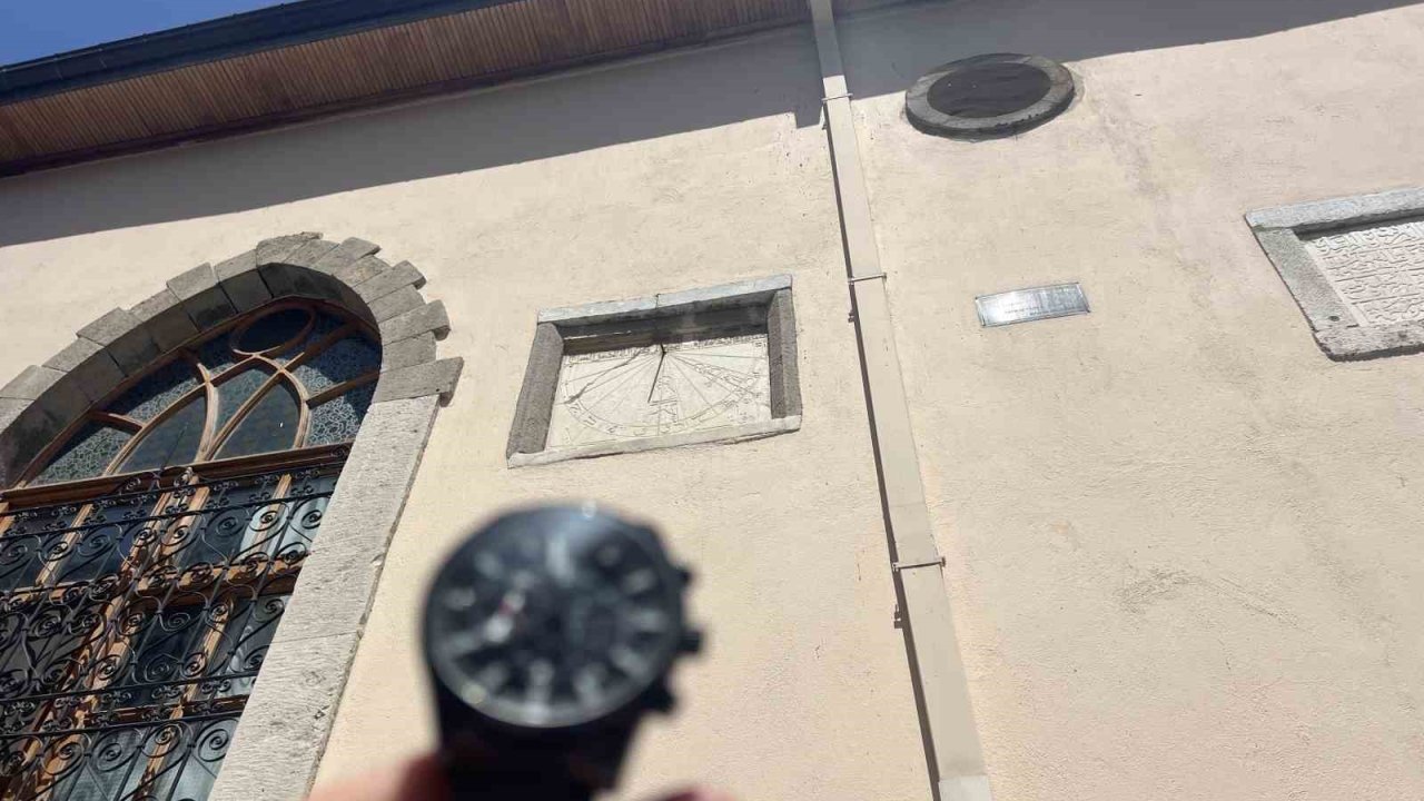 616 Yıldır Güneş Işığı İle Namaz Vakitlerini Gösteriyor