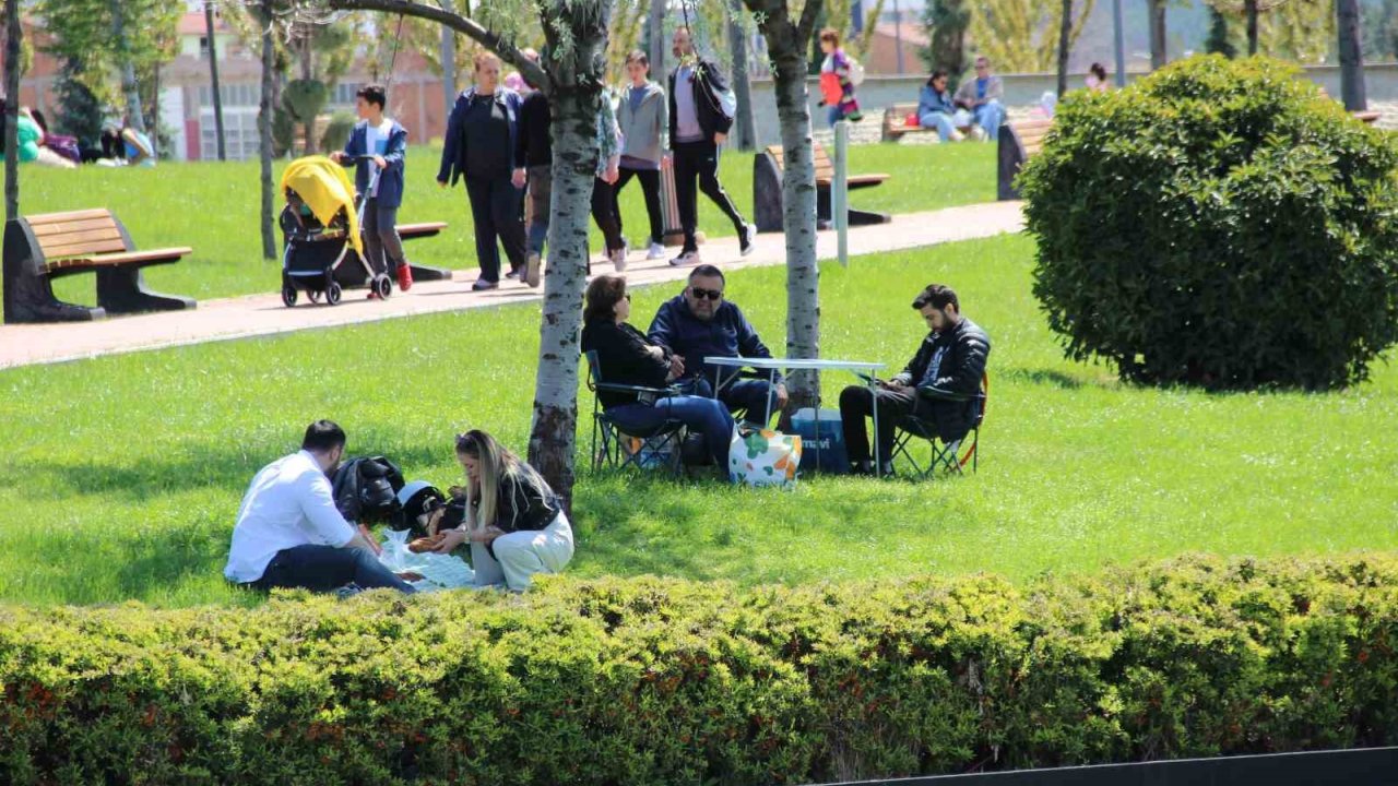 Çorum’da Havanın Isınması İle Vatandaşlar Millet Bahçesi’ne Akın Etti