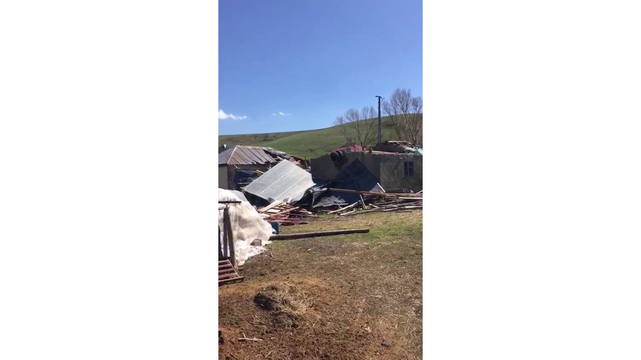 Tekman’da Hortumda Binaların Çatıları Uçtu