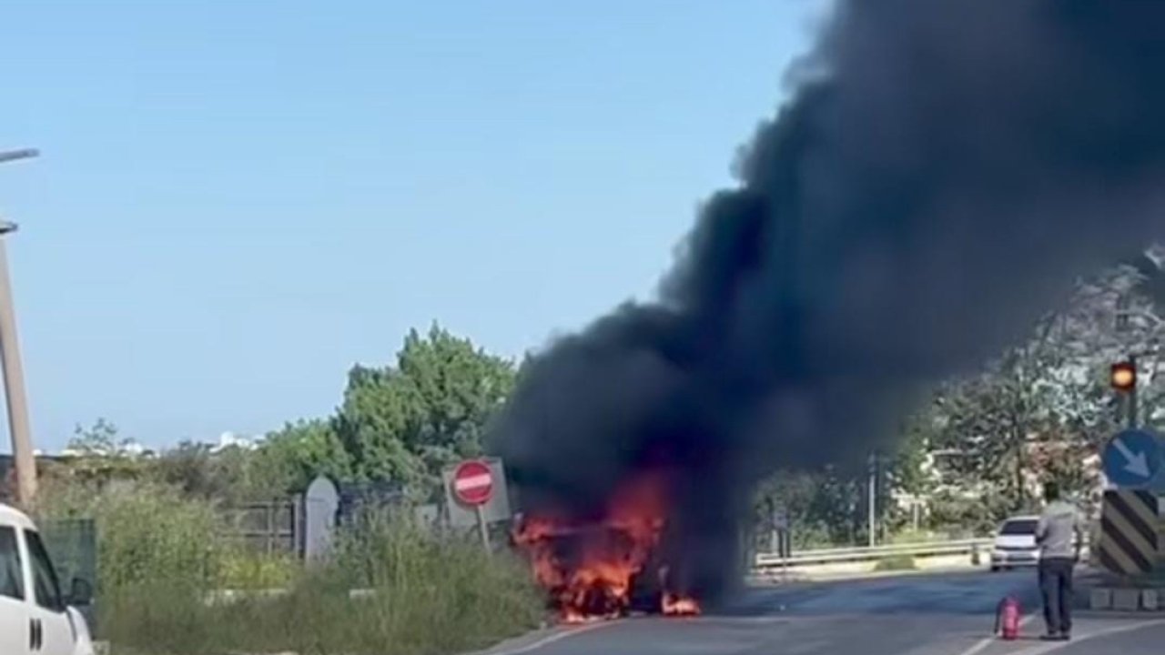 Seyir Halindeki Çarşaf Yüklü Kamyonet Alev Topuna Döndü