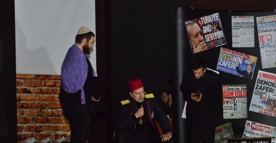 Gediz’de ’matruşka oyun içinde oyun tiyatrosu’ sahnelendi