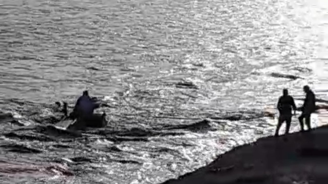 Uyarılara Aldırış Etmedi, Traktörüyle Akarsuda Mahsur Kaldı